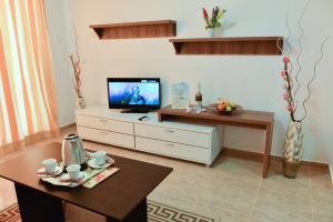 A television and/or entertainment centre at OLYMP Apart-Complex