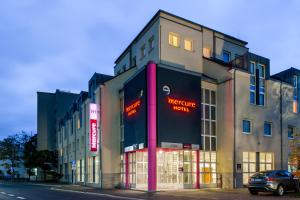 ein Gebäude an der Straßenseite in der Unterkunft Mercure Hotel Würzburg am Mainufer in Würzburg