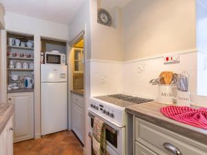 une cuisine avec une cuisinière et un réfrigérateur dans l'établissement Box Cottage, à Broadway 28 autres photos