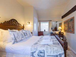ブロードウェイにあるBox Cottageのベッドルーム1室(大型ベッド1台、青と白の枕付)