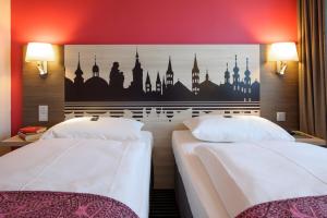 Een bed of bedden in een kamer bij Mercure Hotel Würzburg am Mainufer
