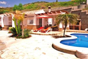 een villa met een zwembad en een huis bij Peperent Villa Buenavista in Torrox