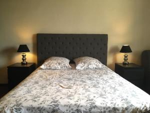 A bed or beds in a room at Domaine de la Villa du Moulin de Champie - Plaine de Versailles