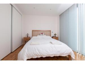 Elegant & Modern Apartment in Central Edinburghにあるベッド