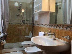 Kúpeľňa v ubytovaní Hotel Arimannia