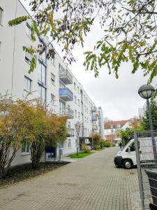 un coche aparcado en una calle de ladrillo al lado de un edificio en Große Wohnung für Gruppe, en Núremberg