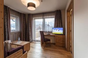 Televízia a/alebo spoločenská miestnosť v ubytovaní Hotel Bergblick 4 Sterne Superior