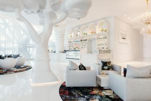 Seating area sa Mondrian Doha
