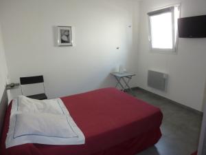 ボンソンにあるHotel de l'Avenueのベッドルーム1室(赤と白のベッド1台、窓付)