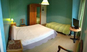 En eller flere senge i et værelse på hotel le chatiague