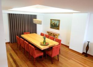 een eetkamer met een houten tafel en rode stoelen bij Casas do Forte do Pico in Funchal