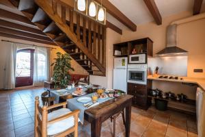 - une cuisine avec une table en bois dans une chambre dans l'établissement Els Masos d'en Coll, à Llaviá
