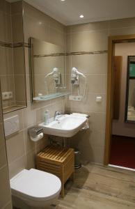 Alpenchalet Bianca في رامساو: حمام مع حوض ومرحاض ومرآة