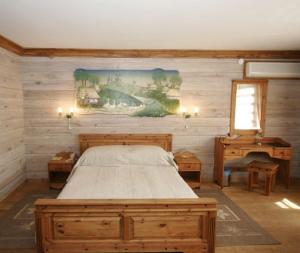 Ένα ή περισσότερα κρεβάτια σε δωμάτιο στο Hotel Orlinoye Gnezdo +74 φωτογραφίες