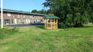 einen Pavillon inmitten eines Gartens in der Unterkunft Audrey's Motel in Mound City