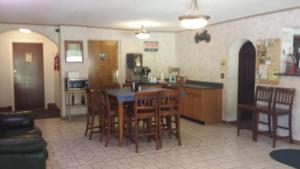 eine Küche und ein Esszimmer mit einem Tisch und Stühlen in der Unterkunft Audrey's Motel in Mound City