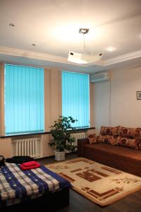 キーウにあるKyivStay Sagaydachnogo Apartmentのリビングルーム(ソファ、ベッド、窓付)