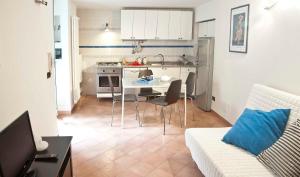 ナポリにあるNapul'é Apartamentのキッチン、リビングルーム(テーブル、ソファ付)