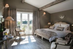 Postel nebo postele na pokoji v ubytování Château des Cinq Cantons + 37 fotografií
