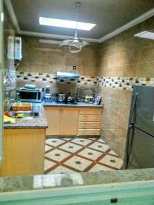 uma cozinha com um lavatório e uma bancada em appartement Annakhil em Marrakech