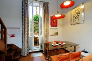 ローマにあるCampo Marzio Studio Apartment | Romeloftのリビングルーム(テーブル、窓付)