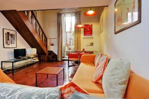 ローマにあるCampo Marzio Studio Apartment | Romeloftのリビングルーム(ソファ、テレビ付)