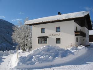 オーバーティリアッハにあるGastehaus Lechnerhofの雪山の建物