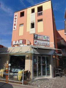 un bâtiment avec un bar sur son côté dans l'établissement Hotel Mazzocchetti, à Citta' Sant'Angelo