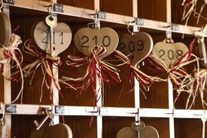 a bunch of wooden hearts hanging on a wall at Mont Velan Chambres & Restaurant in Saint-Oyen