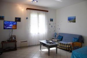 Sala de estar con cama y mesa en Apartment Verde, en Santa Maria Navarrese