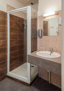 La salle de bains est pourvue d'une douche et d'un lavabo. dans l'établissement Logis Hôtel Restaurant Cazes Arazat, à Laissac