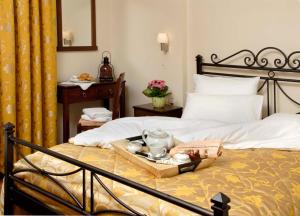 Una cama con una bandeja con un set de té. en Dryas Guesthouse, en Polydrosos