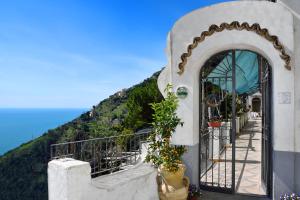 a building with a doorway with a view of the ocean at B&B Iris in Conca dei Marini