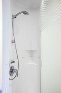 een douche in een badkamer met een glazen deur bij Ibis Budget Salzburg Airport - Self-Check-In in Salzburg