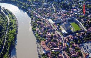 Výhled na řeku, která protéká v blízkosti hotelu
