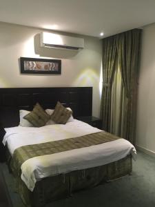 a bedroom with a large bed in a room at Dorar Darea Hotel Apartments - Al Nafl in Riyadh
