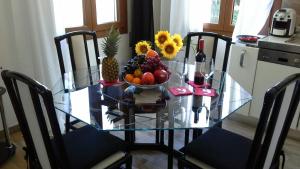 メストレにあるCasa Cavalieriのガラスのテーブル(果物入り)