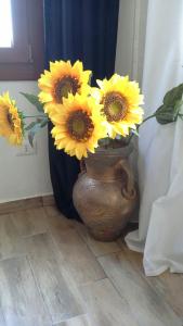 メストレにあるCasa Cavalieriの床に座る黄色いひまわりの花瓶