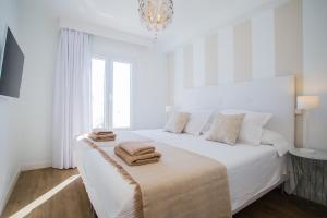 Postel nebo postele na pokoji v ubytování Flower beach suites 17 + 27 fotografií