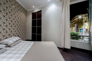 ニースにあるApartment with strong WiFi and parking in Nice near the harborのベッドルーム(大型ベッド1台、窓付)