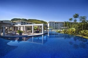 uma piscina em frente a um hotel em Rio Quente Cristal Resorts em Rio Quente