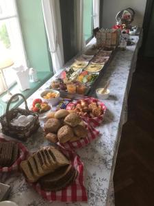 długi bufet z chlebem i wypiekami na stole w obiekcie Skivarps Gästgivaregård w mieście Skivarp