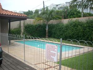 ein Zaun mit einem Schild neben einem Pool in der Unterkunft 1 Marichel in Ballito