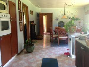 cocina y sala de estar con mesa y cocina en Casa Los Notros en Osorno