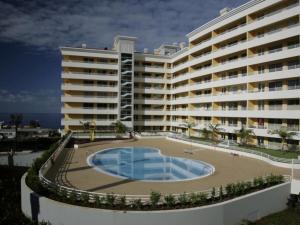 um grande edifício de apartamentos com uma grande piscina em Enzo Apartament no Funchal