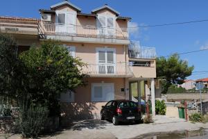 een auto geparkeerd voor een huis bij Apartment Ajdukovic in Vodice