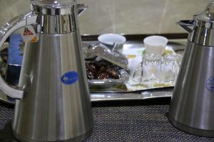 Tetera y cafetera en Dorar Darea Serviced Apartments - Al Malqa