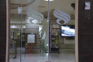 Una televisión o centro de entretenimiento en Dorar Darea Serviced Apartments - Al Malqa