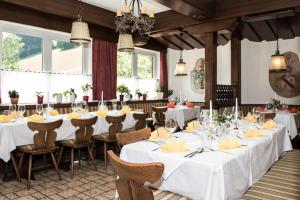 Reštaurácia alebo iné gastronomické zariadenie v ubytovaní Alpenhotel Ensmann