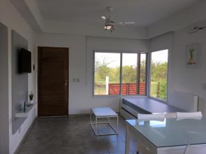 Una sala de estar con una mesa y una ventana. en Septiembre, en Colón